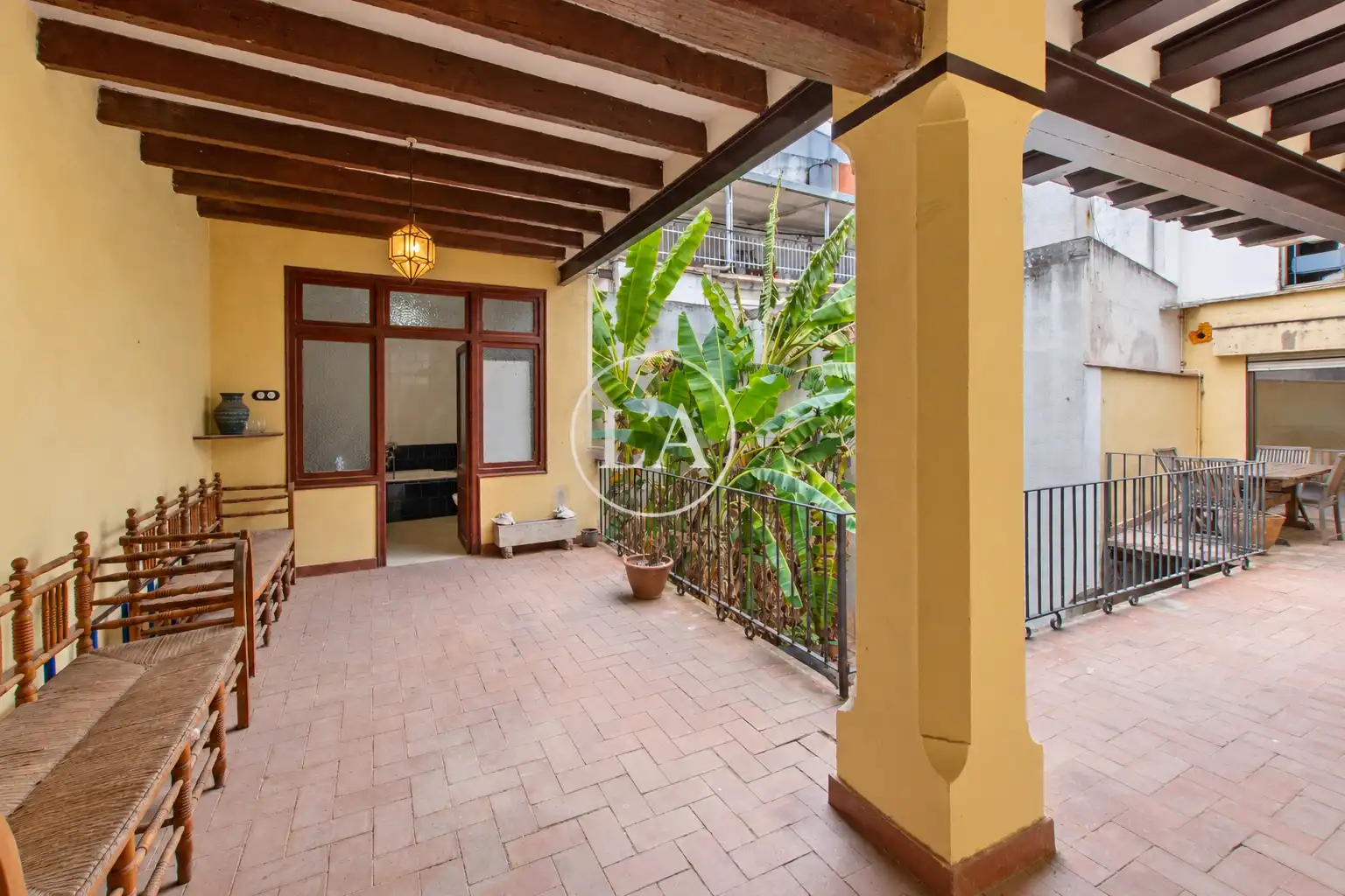 Casa aparellada amb terrassa en venda a Carrer de la Verge de la Pineda