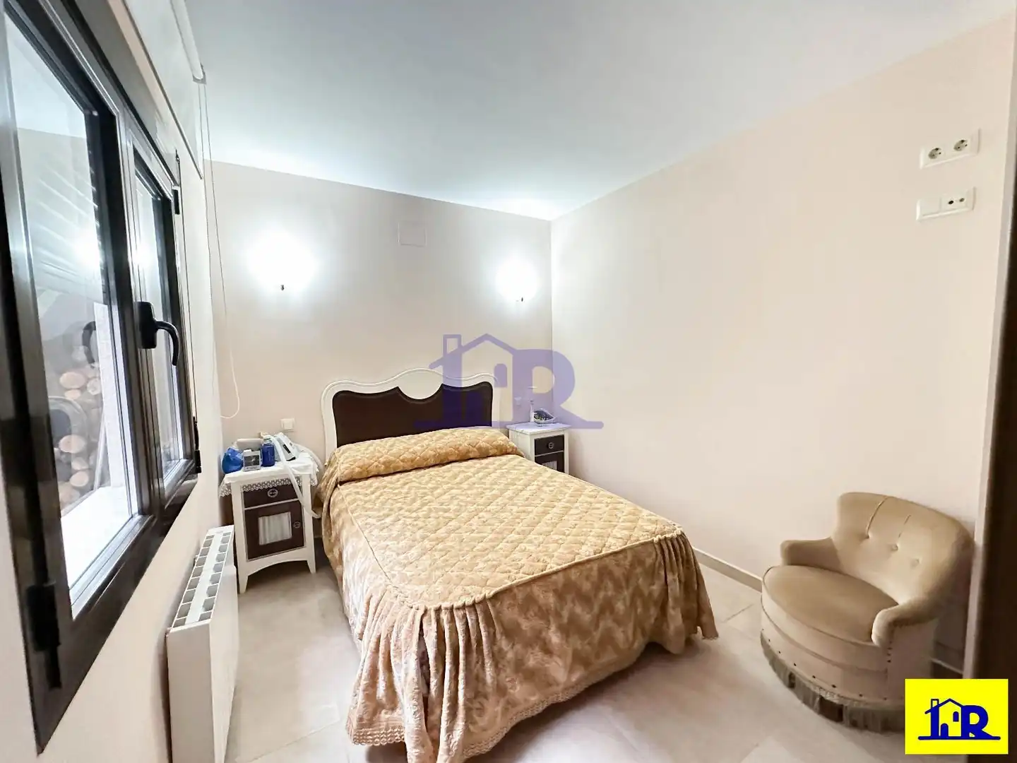 Dormitori de Casa adosada en venda en Cuenca amb Calefacció i Moblat