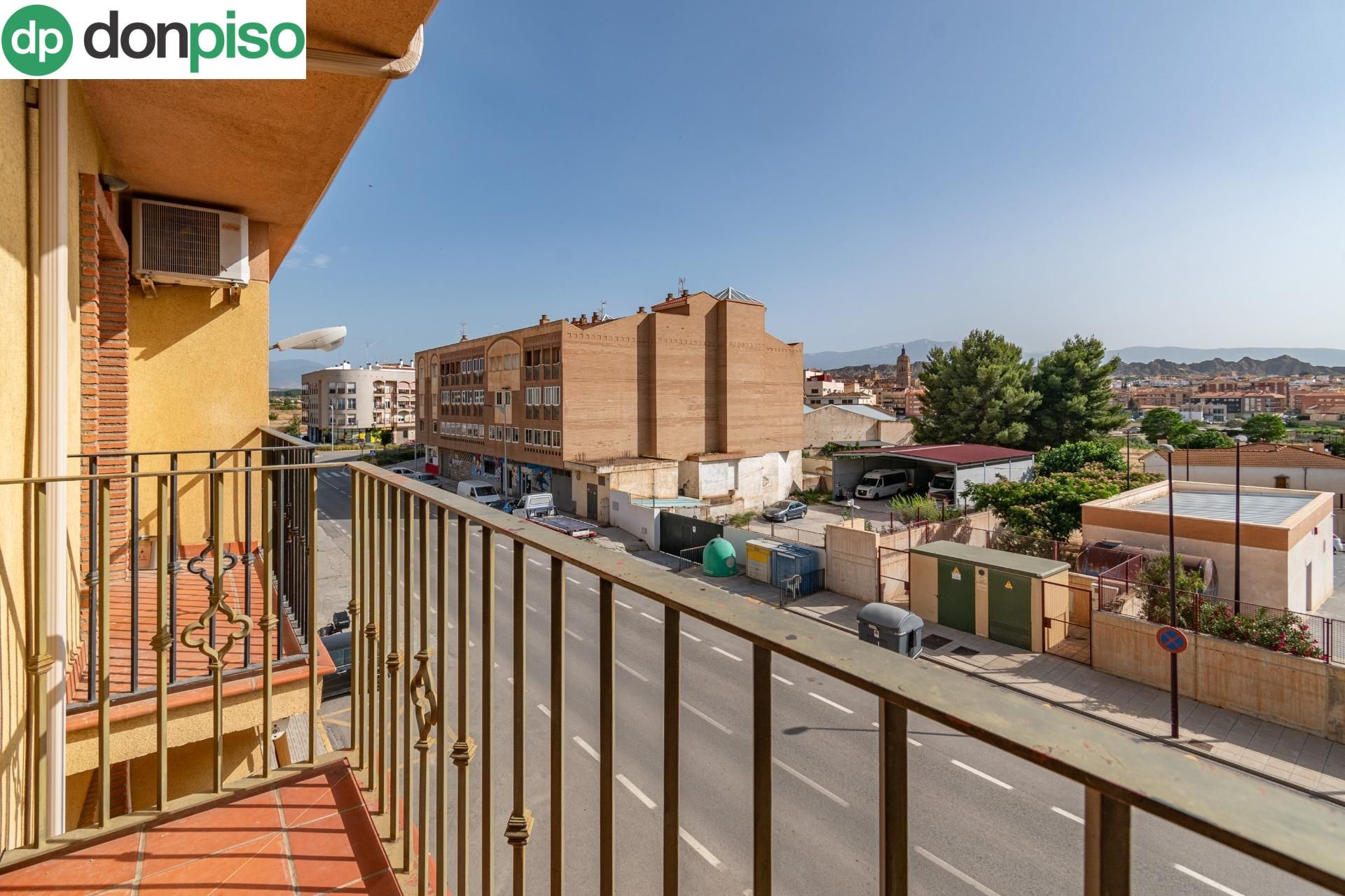 Vista exterior de Dúplex en venda en Guadix amb Calefacció i Balcó