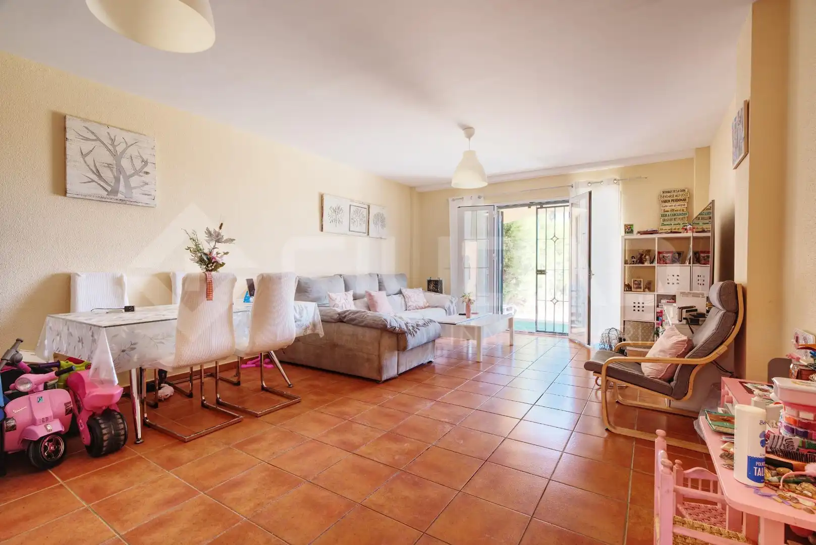 Sala de estar de Casa adosada en venta en Sanlúcar de Barrameda con Jardín privado, Terraza y Piscina comunitaria