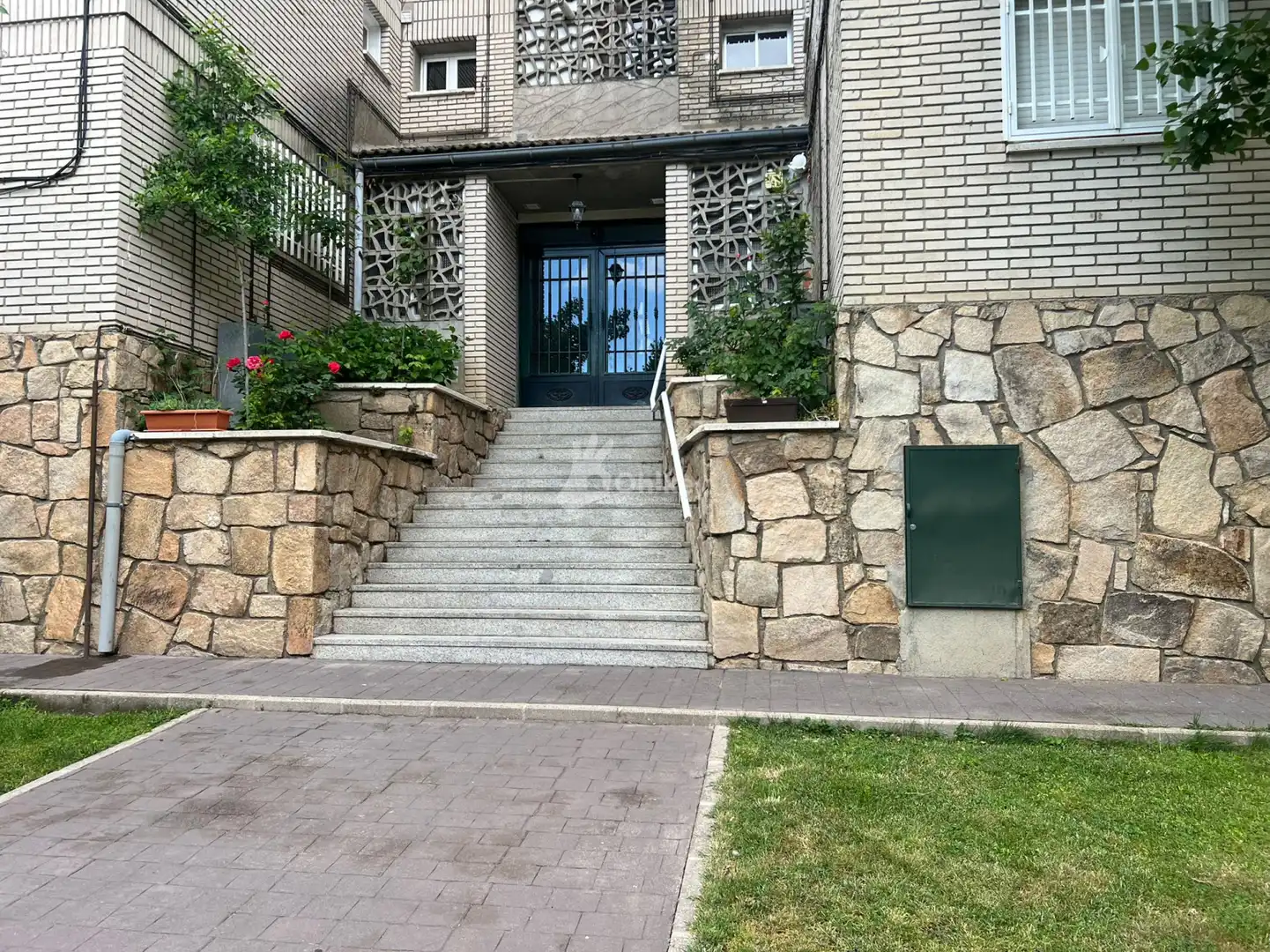Vista exterior de Pis en venda en Fresnedillas de la Oliva amb Aire condicionat, Calefacció i Jardí privat