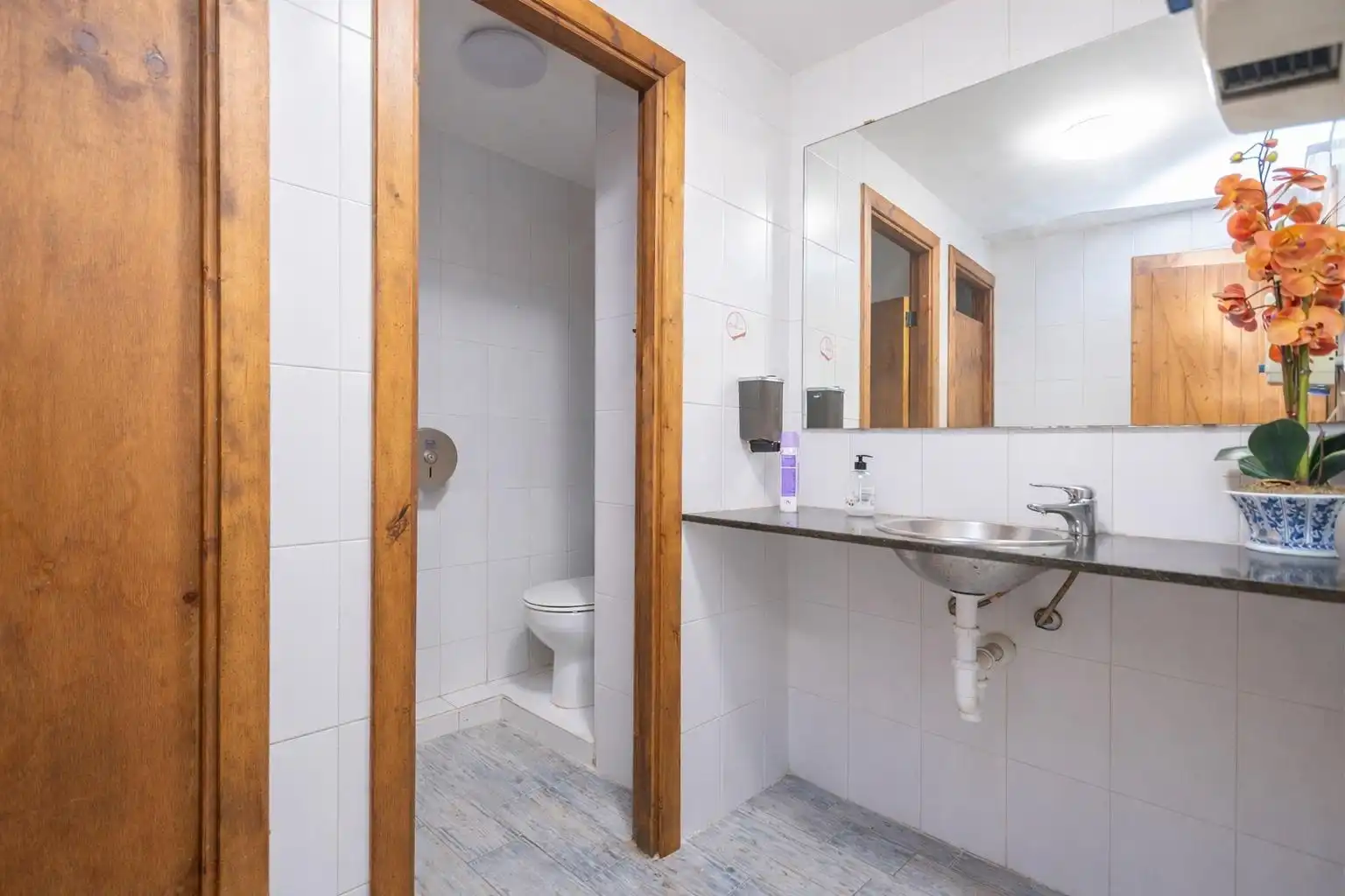 Baño de Local de alquiler en  Palma de Mallorca con Aire acondicionado, Terraza y Amueblado
