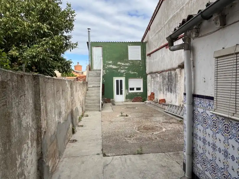 Vista exterior de Casa adosada en venta en Viana de Cega, Valladolid