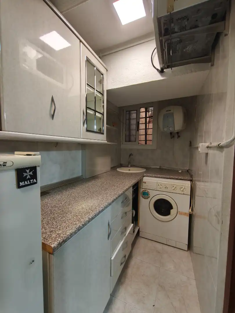 Cuina de Apartament en venda en Barcelona amb Rentadora, Microones i Alarma