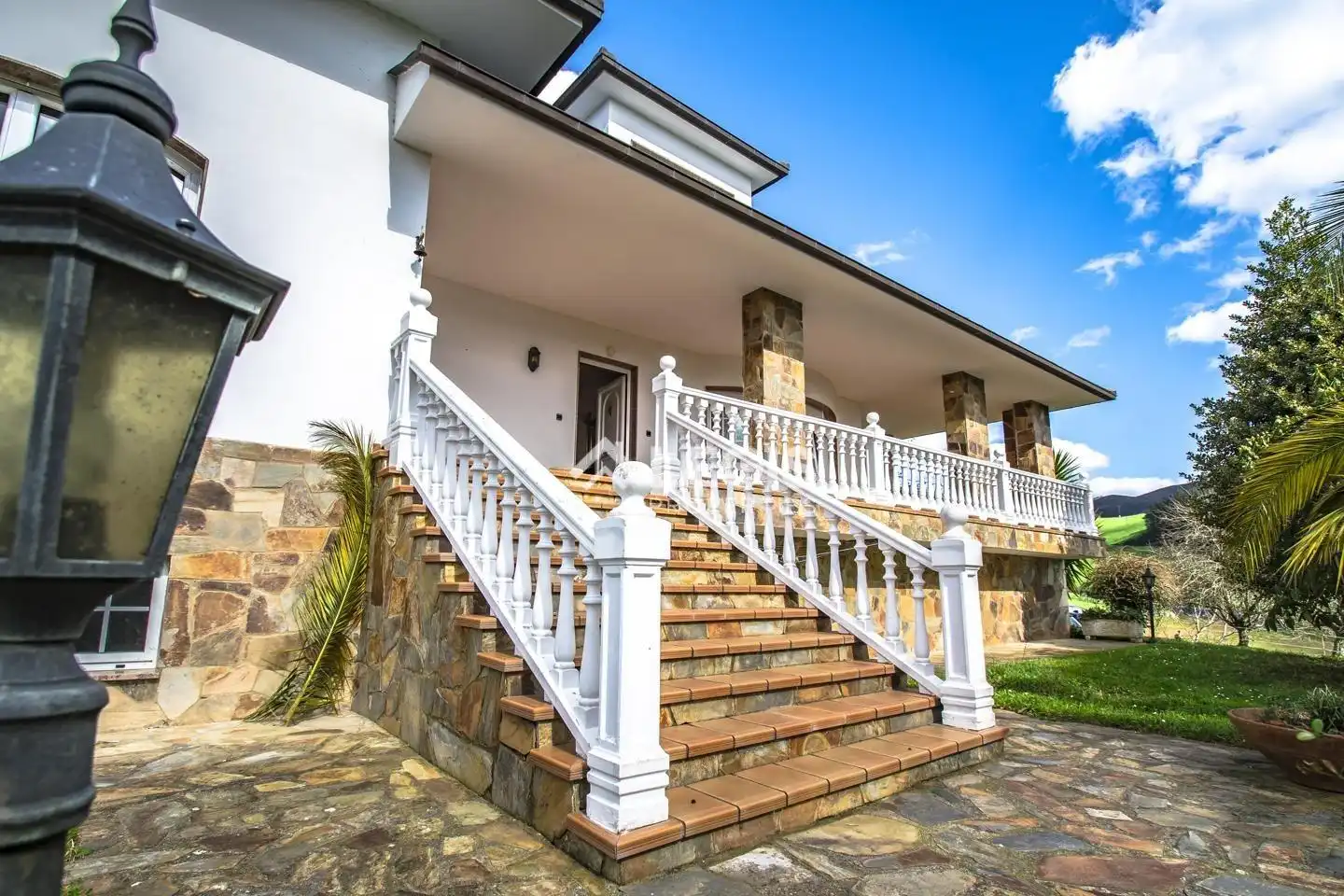 Vista exterior de Casa o xalet en venda en Valdés - Luarca amb Calefacció, Jardí privat i Terrassa