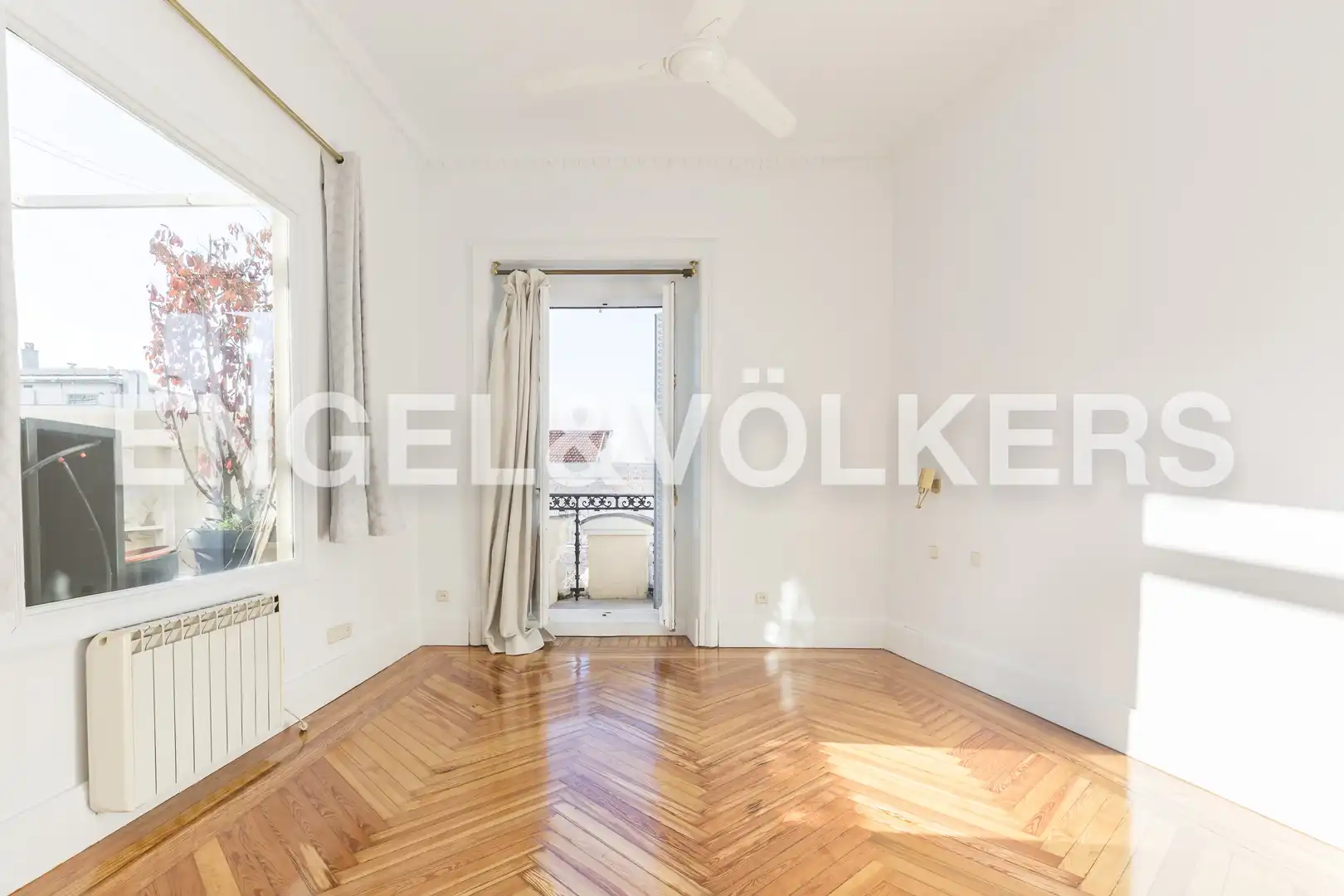 Bedroom of Attic for rent in Madrid  with Air Conditioner, Heating and Parquet flooring