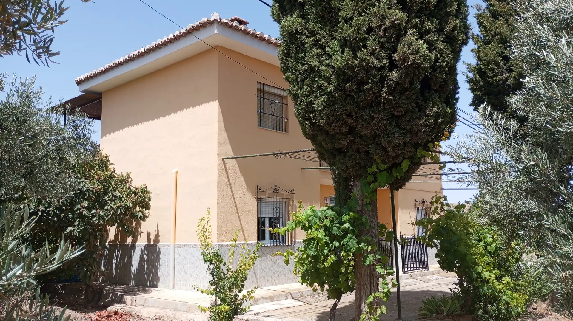 Vista exterior de Casa o xalet en venda en Baza amb Moblat