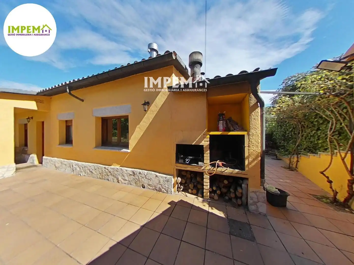 Vista exterior de Casa o xalet en venda en La Llacuna amb Calefacció, Terrassa i Piscina