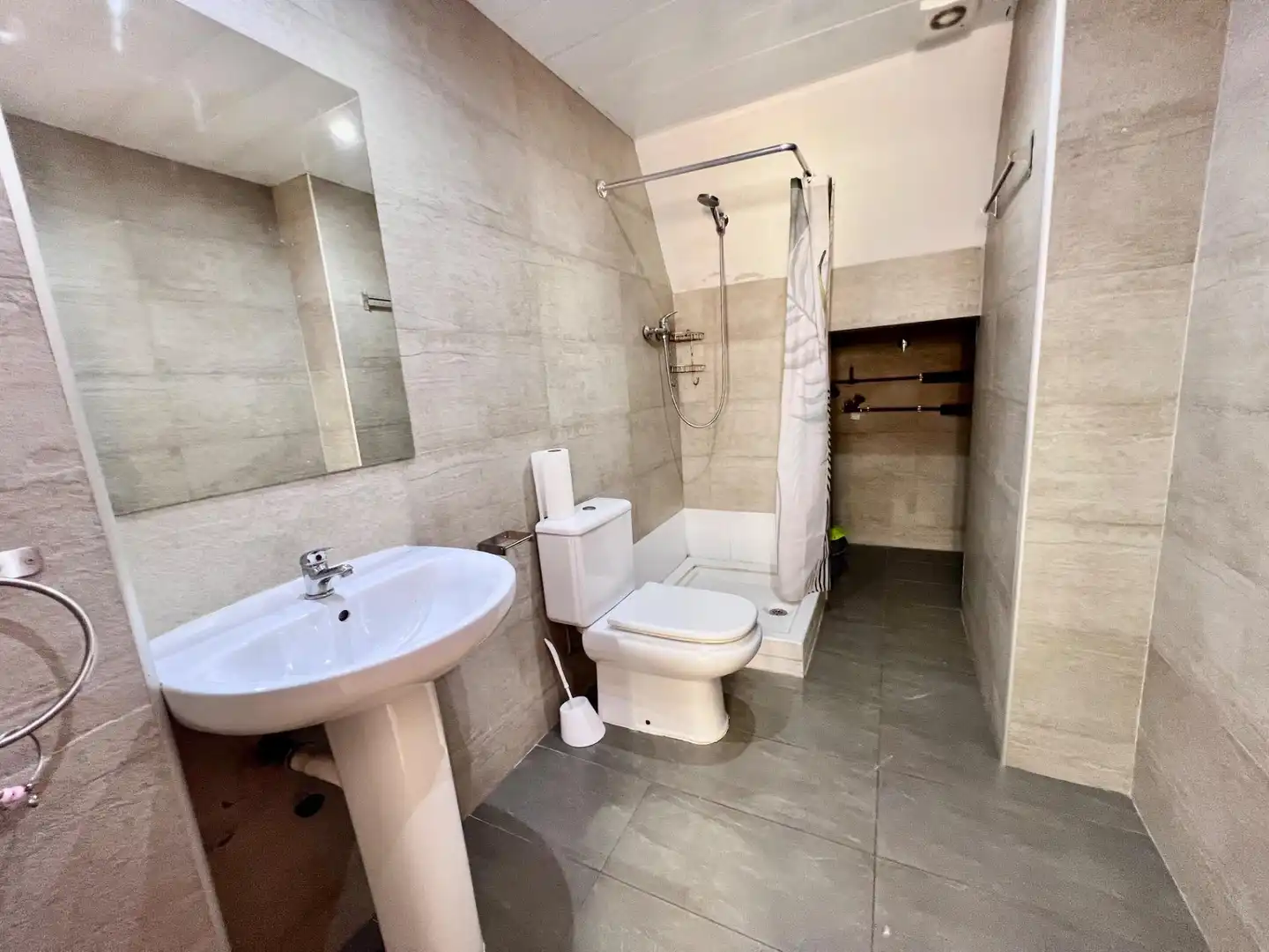 Bathroom of Attic for rent in Sabadell  with Air Conditioner, Heating and Parquet flooring
