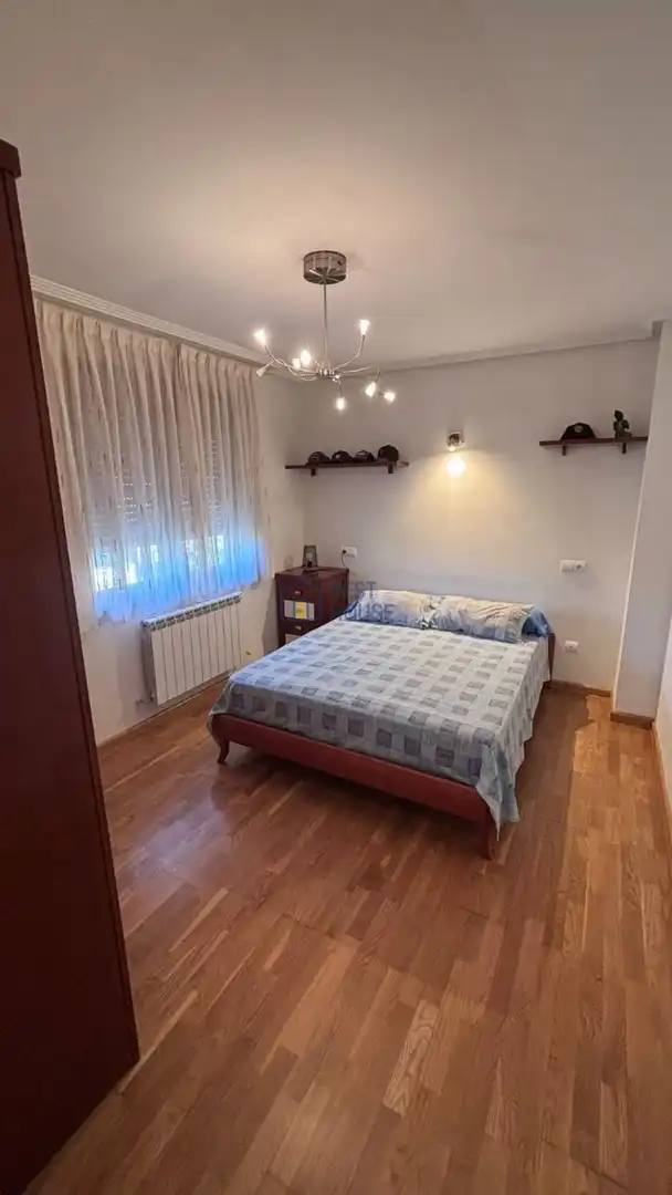 Dormitori de Casa adosada en venda en Sariegos amb Calefacció, Parquet i Terrassa