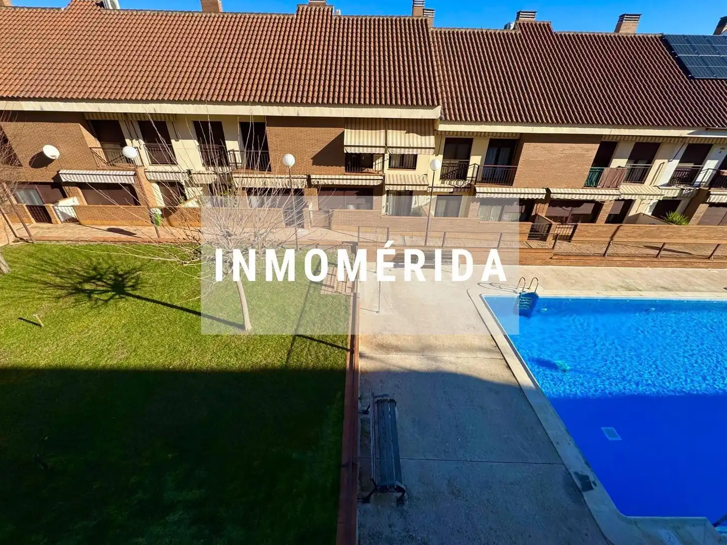 Vista exterior de Casa adosada en venta en Mérida con Aire acondicionado, Calefacción y Jardín privado