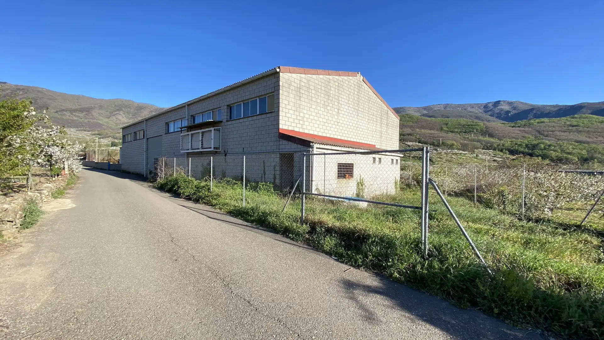 Vista exterior de Nave industrial en venta en Jerte con Alarma
