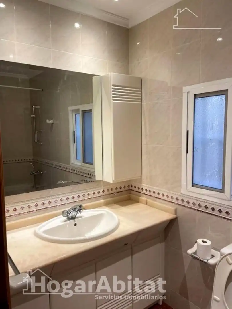 Bathroom of Flat for sale in Valencia  with Air Conditioner, Heating and Terrace