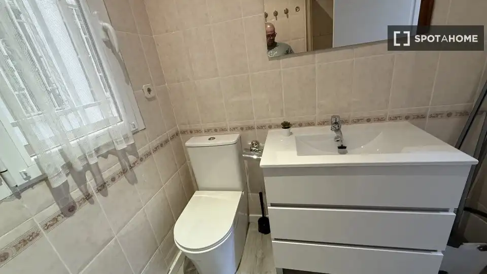 Baño de Piso de alquiler en Madrid con Aire acondicionado, Calefacción y Amueblado