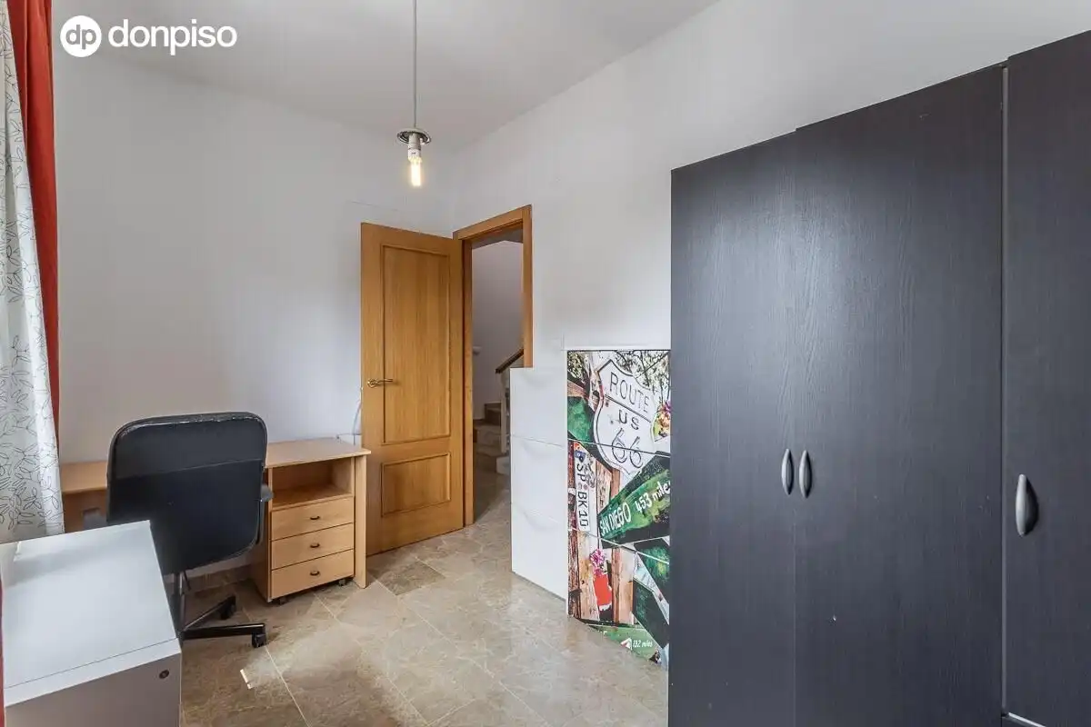Casa adosada en venta en Jun con Calefacción, Terraza y Trastero
