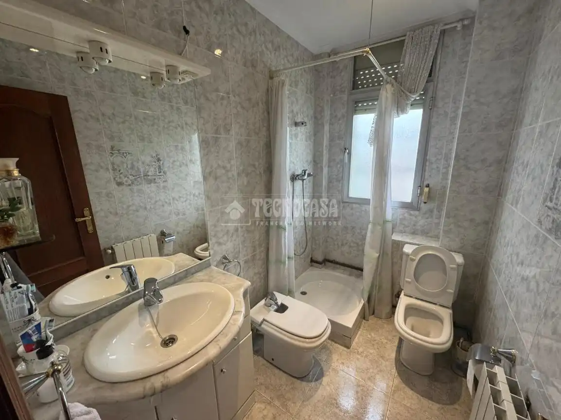 Baño de Piso en venta en Bilbao  con Calefacción, Trastero y Balcón