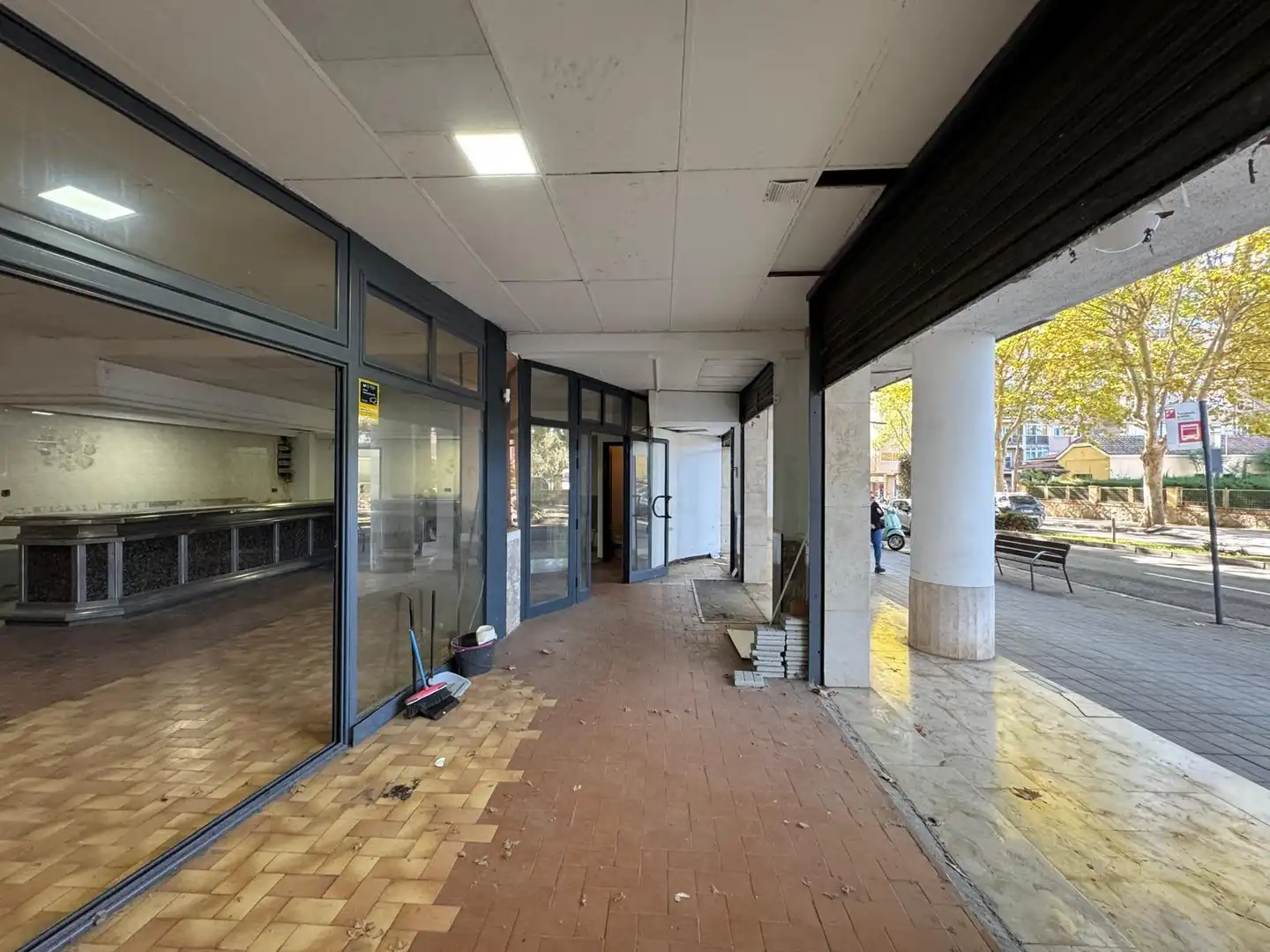 Local comercial en venta en Avenida PAISOS CATALANS 28