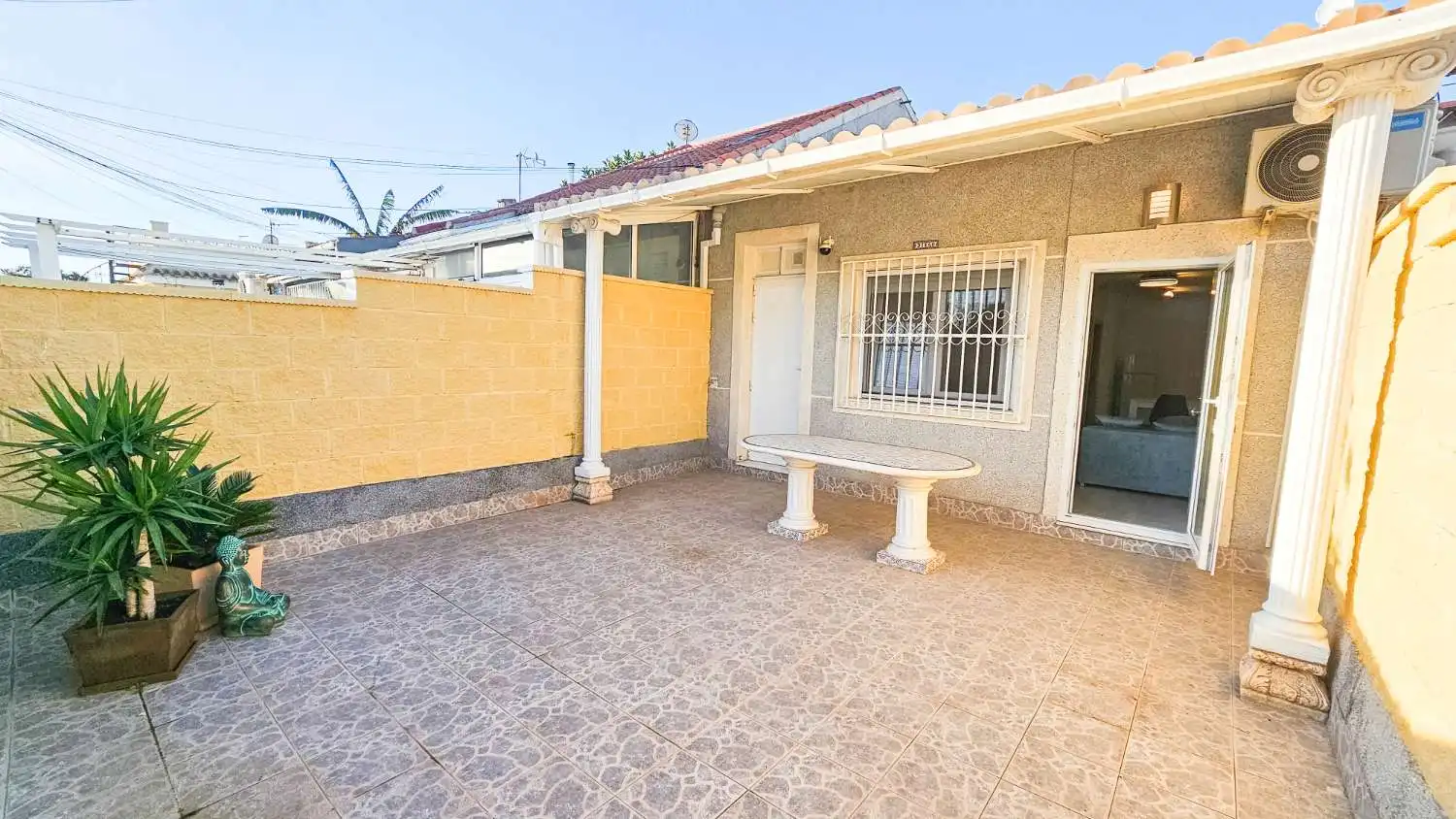 Vista exterior de Casa adosada en venda en Torrevieja amb Aire condicionat, Calefacció i Terrassa