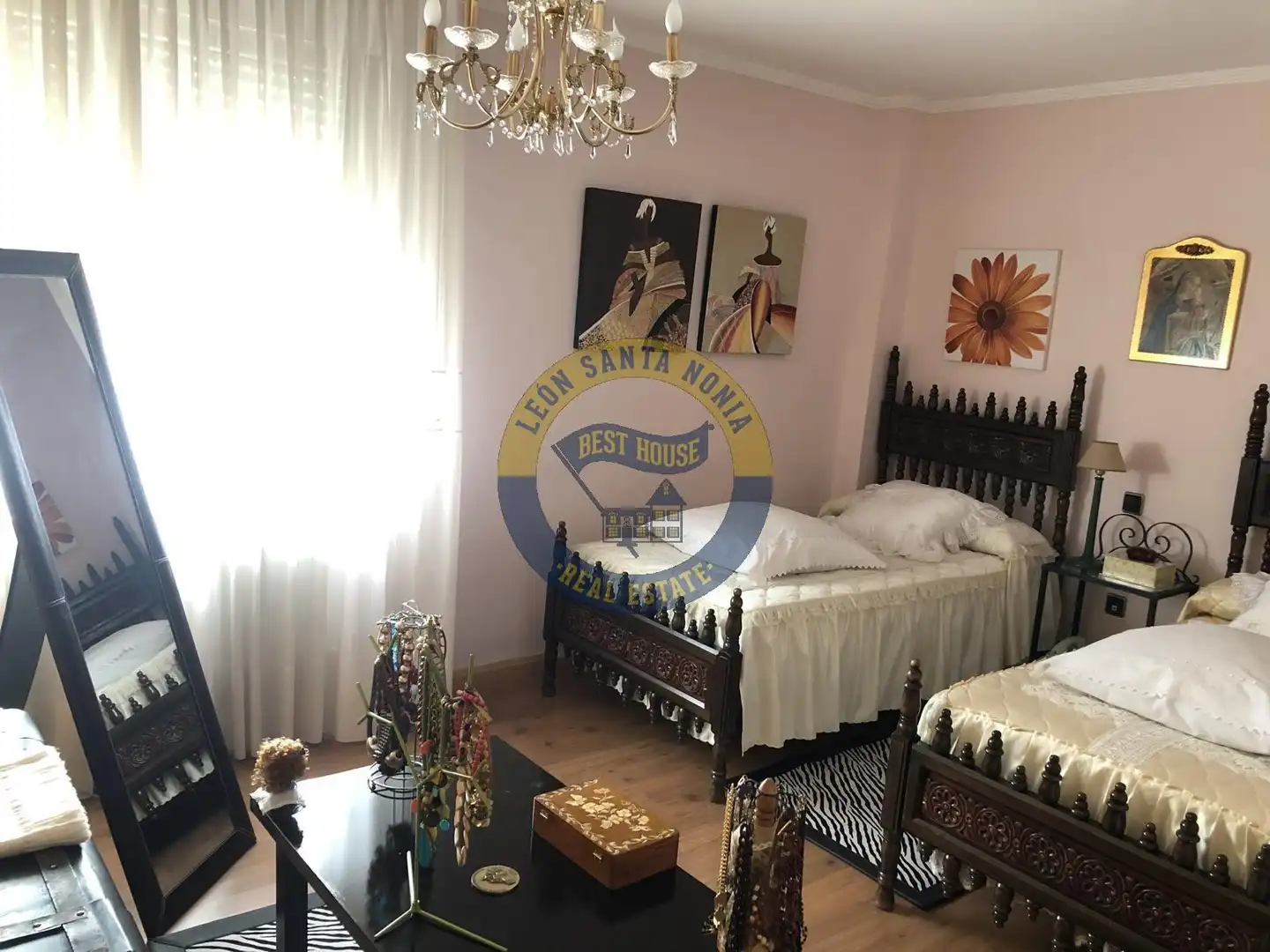 Dormitori de Casa o xalet en venda en León Capital  amb Calefacció, Jardí privat i Moblat