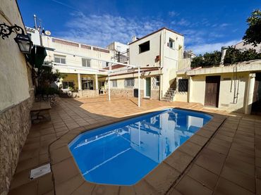 Casa con piscina en venta en Centre