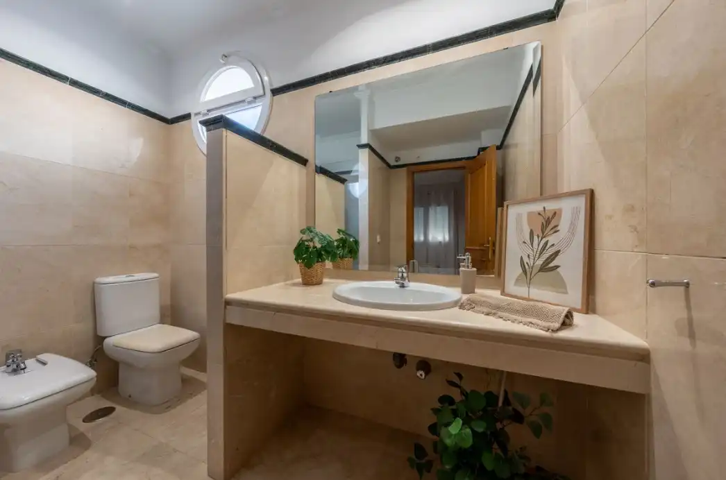 Bany de Casa adosada en venda en Marbella amb Aire condicionat, Jardí privat i Terrassa