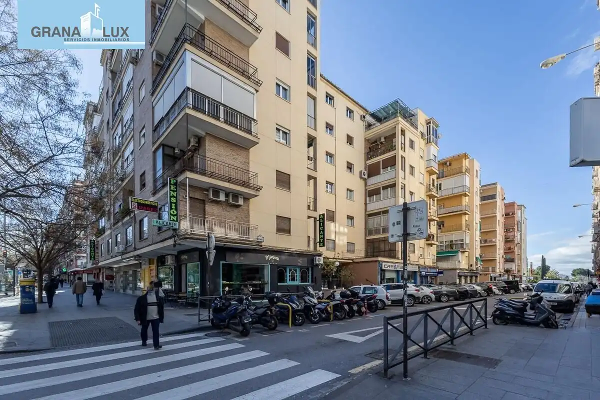 Apartament amb terrassa en venda a Calle Ángel Barrios
