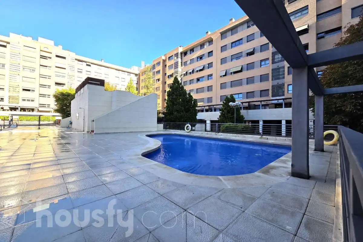 Swimming pool of Flat for rent in Madrid  with Air Conditioner, Heating and Parquet flooring