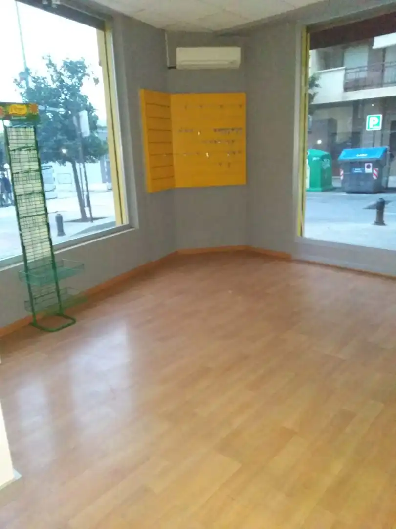 Local de alquiler en Granada con Parquet