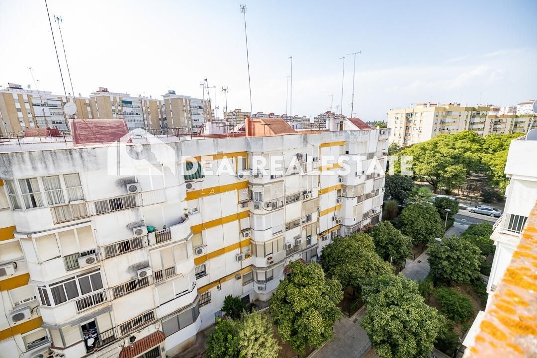 Exterior view of Flat for sale in  Sevilla Capital  with Air Conditioner
