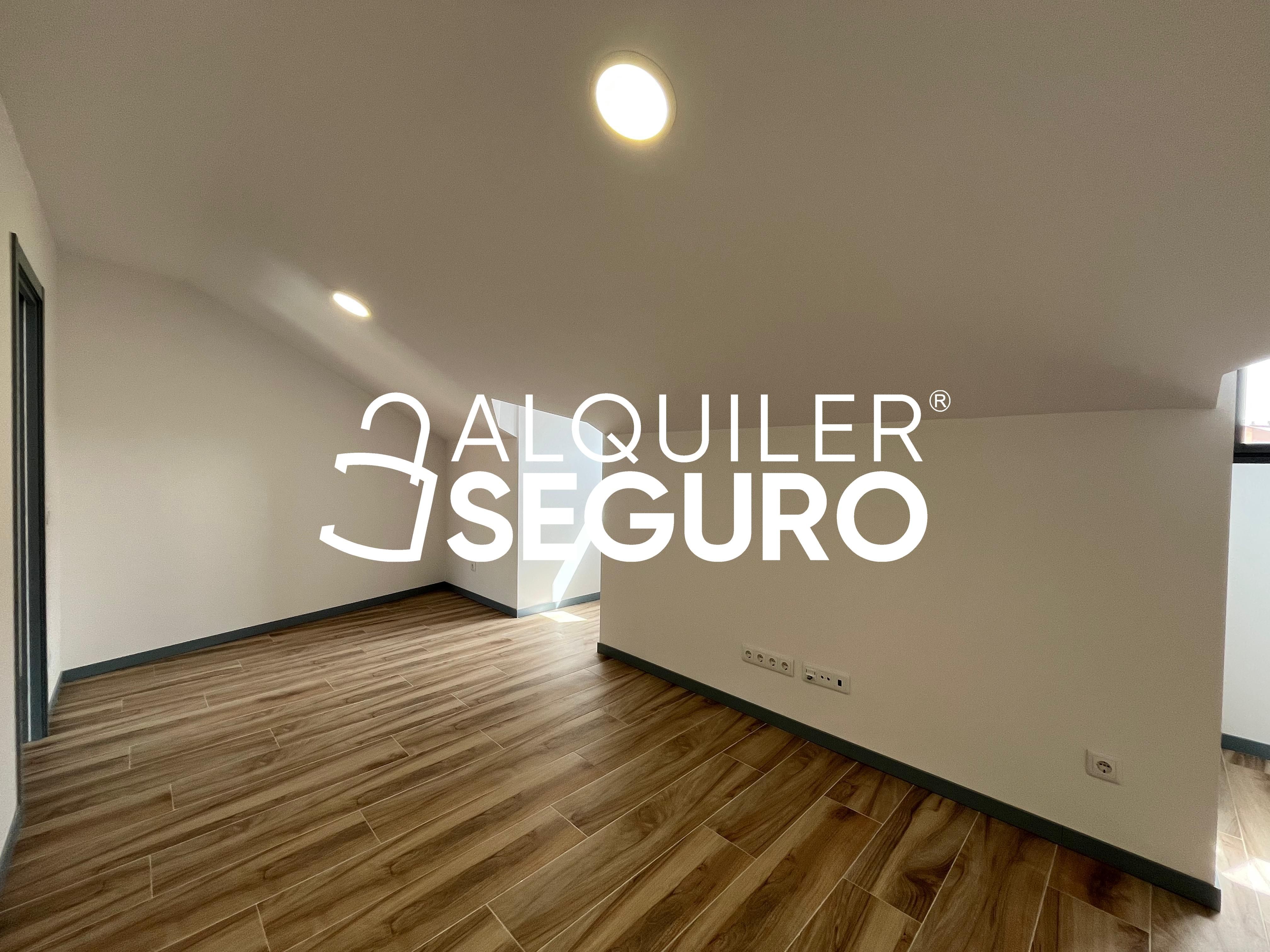 Bedroom of Attic to rent in Fuenlabrada  with Air Conditioner and Heating