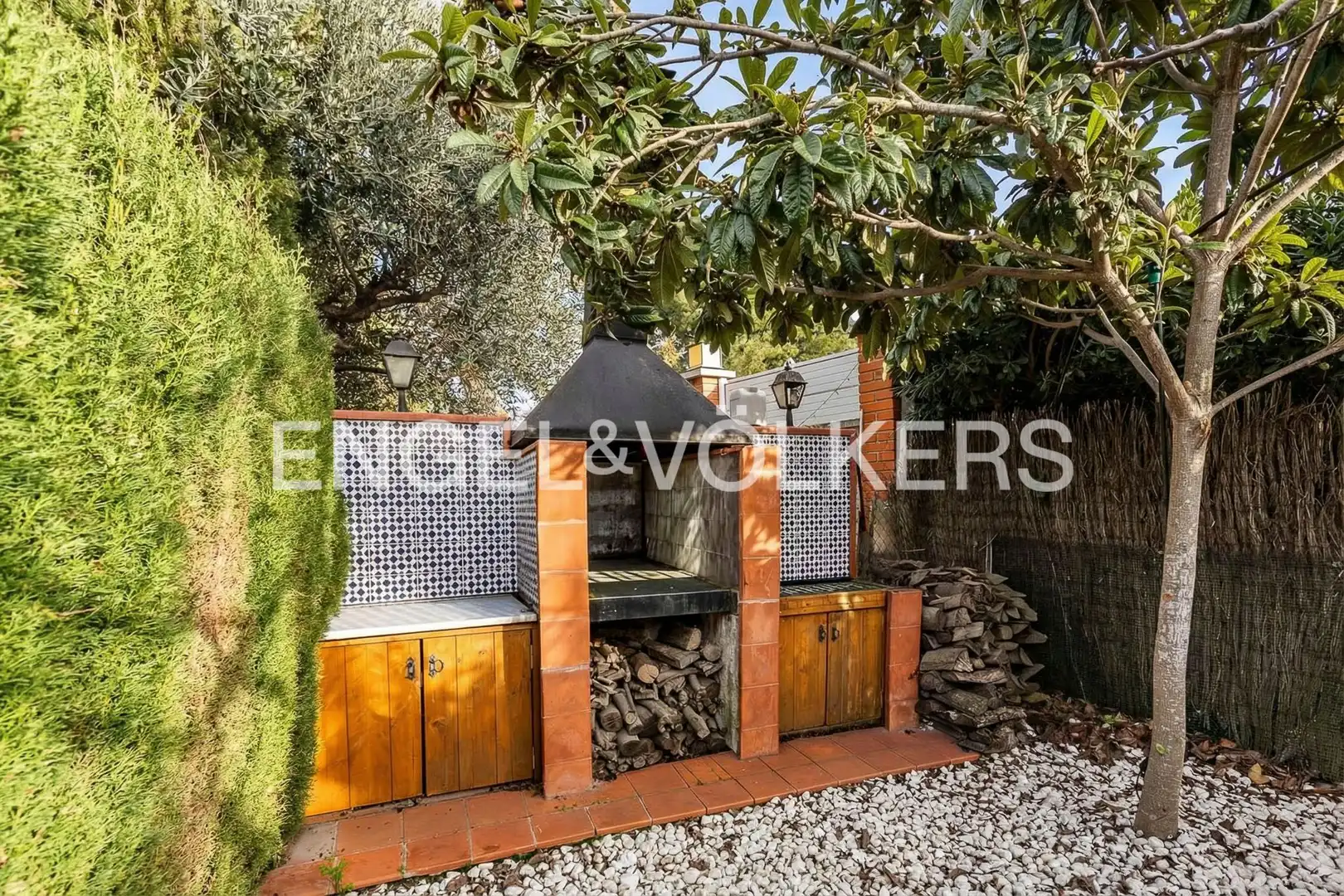 Vista exterior de Casa o xalet en venda en Esplugues de Llobregat amb Aire condicionat, Calefacció i Jardí privat
