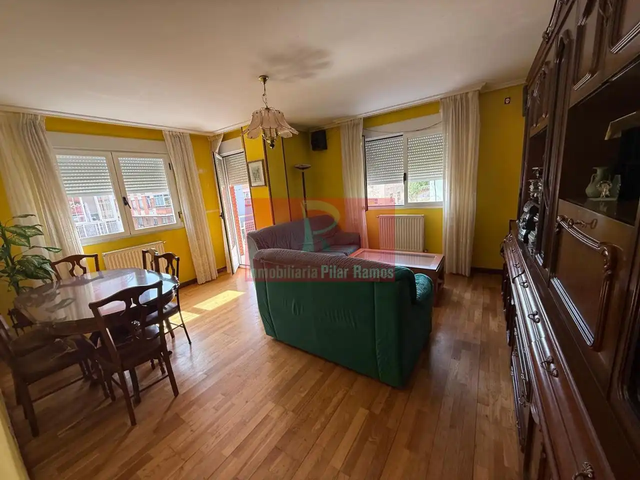 Sala d'estar de Pis en venda en León Capital  amb Calefacció, Parquet i Terrassa