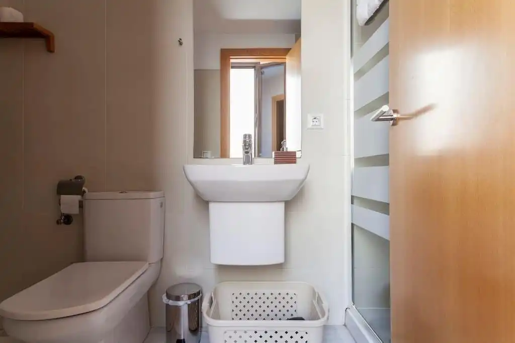 Bany de Apartament de lloguer en Sevilla amb Aire condicionat, Calefacció i Moblat