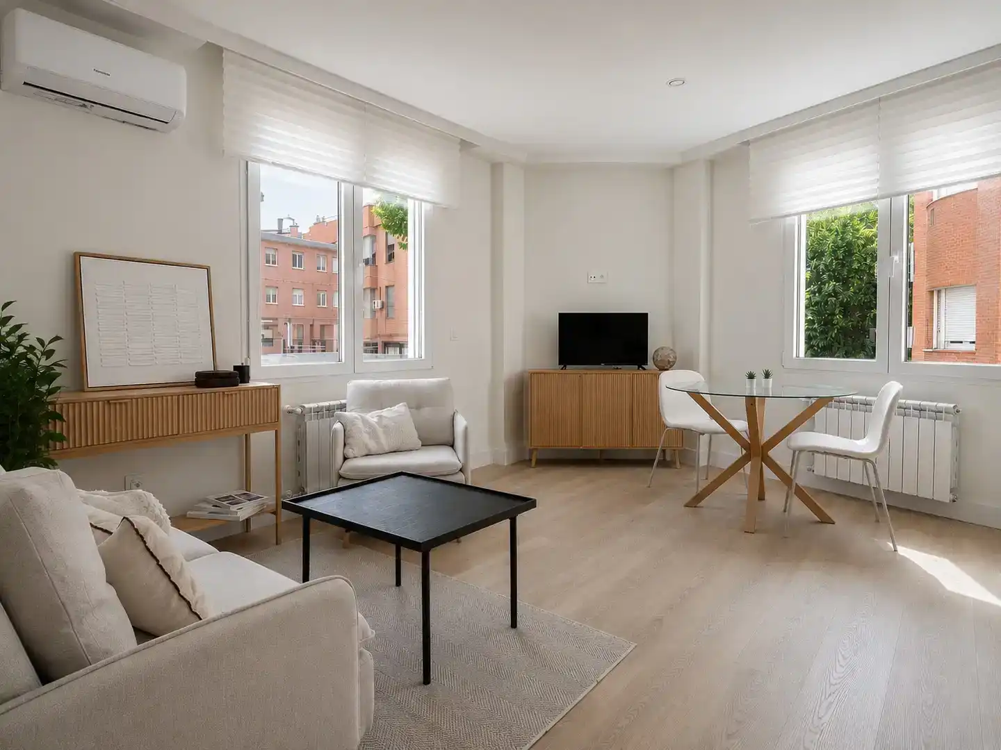 Sala d'estar de Pis en venda en  Madrid Capital amb Aire condicionat