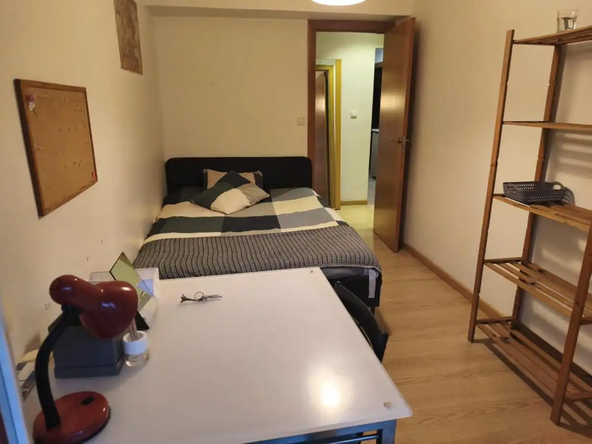 Dormitori de Apartament per a compartir en Vigo  amb Calefacció, Moblat i Forn