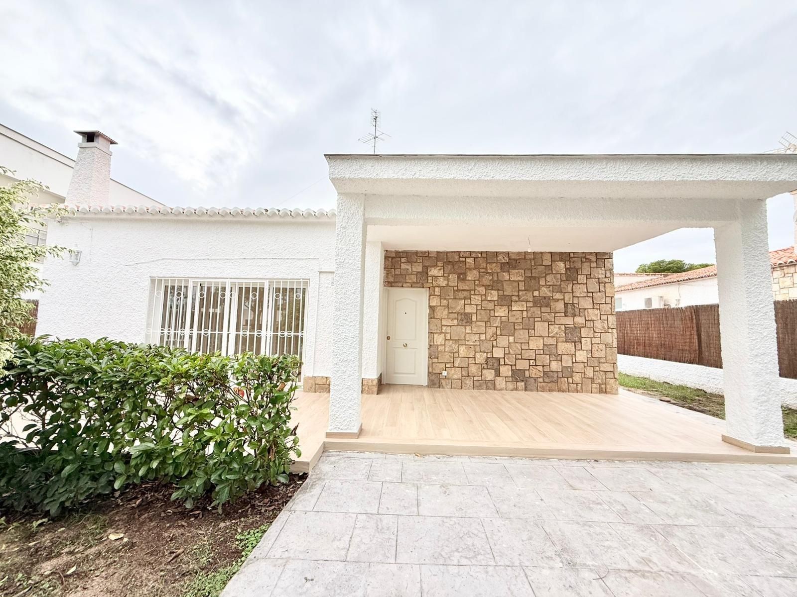 Vista exterior de Casa o xalet de lloguer en Rocafort amb Calefacció, Jardí privat i Parquet