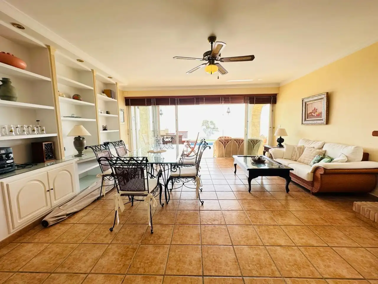 Sala d'estar de Casa o xalet en venda en Torrox amb Aire condicionat, Jardí privat i Traster