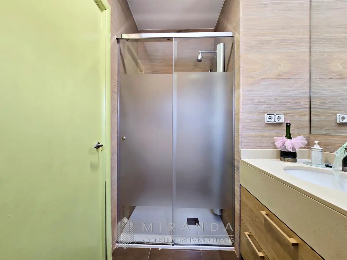 Baño de Casa adosada de alquiler con opción a compra en Breda con Aire acondicionado, Calefacción y Parquet