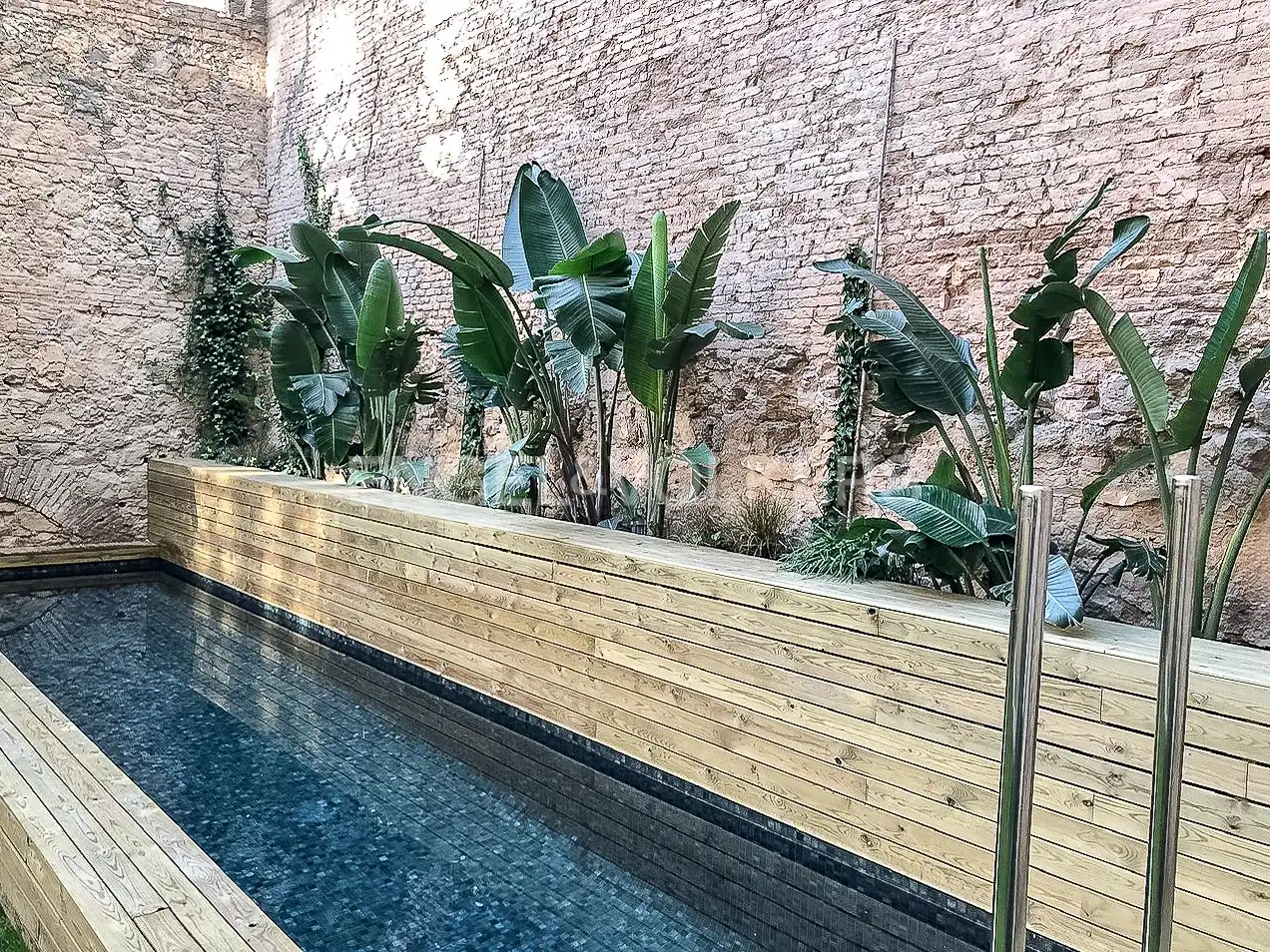 Schwimmbecken von Wohnung zum Verkauf in Barcelona mit Klimaanlage, Heizung und Privatgarten