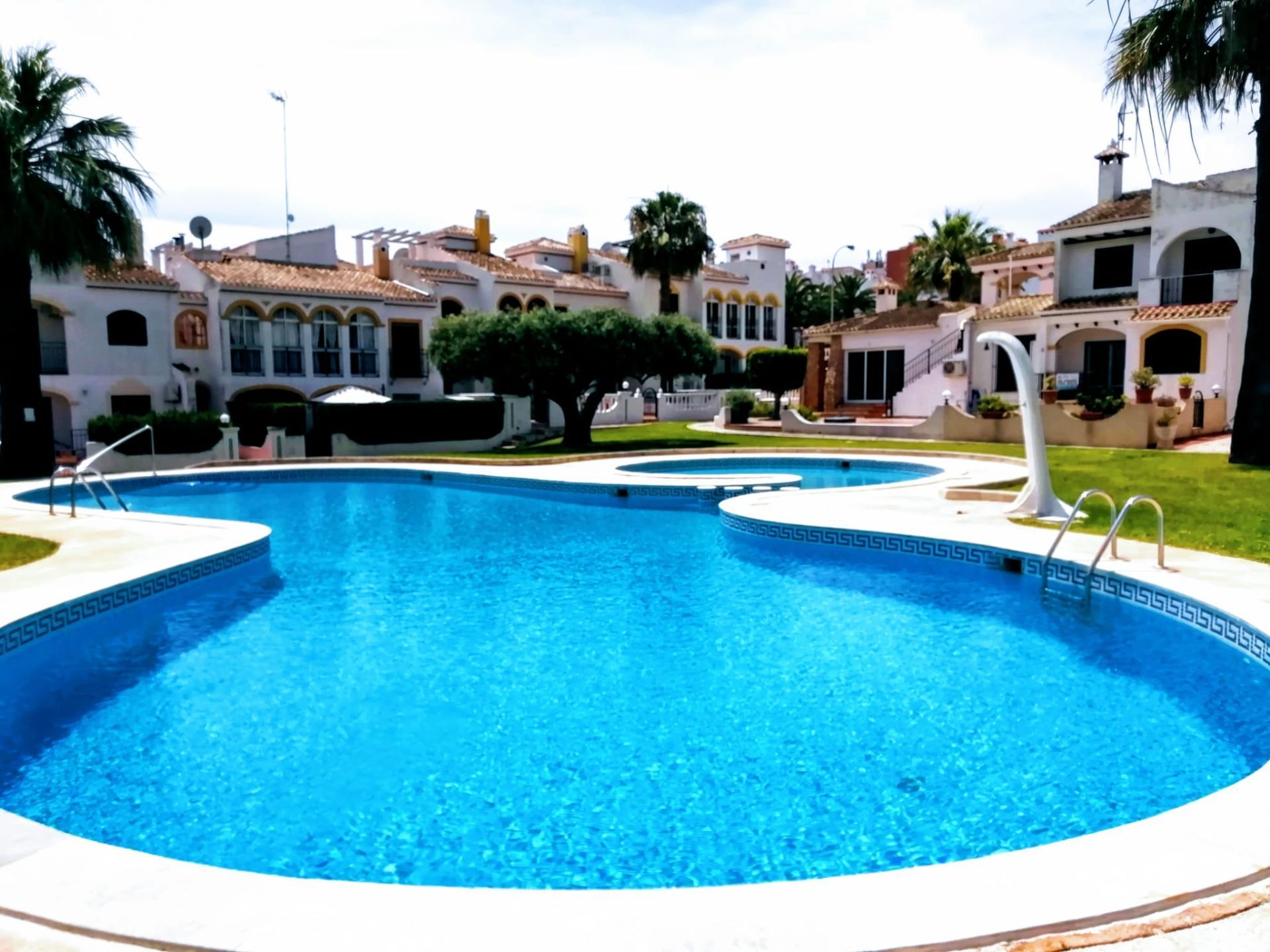 Piscina de Dúplex de lloguer en Torrevieja amb Terrassa, Traster i Moblat