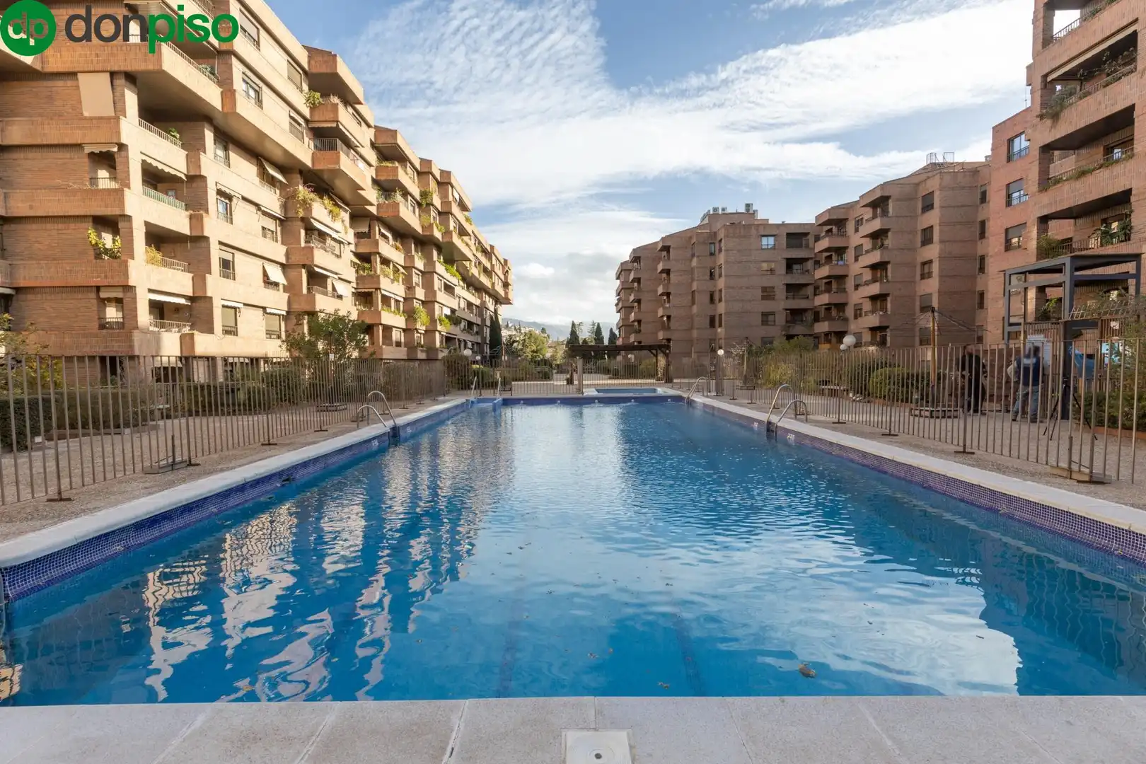 Piscina de Apartament en venda en Granada amb Aire condicionat, Calefacció i Jardí privat