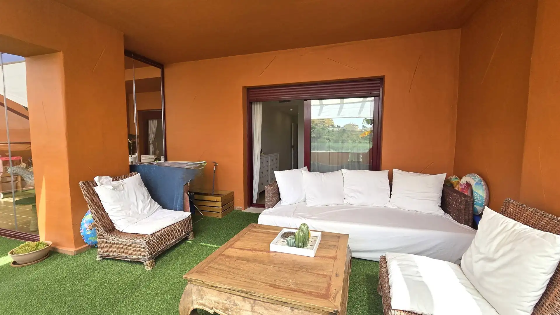 Terrasse von Wohnungen zum Verkauf in Manilva mit Klimaanlage, Privatgarten und Terrasse