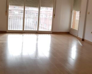 Living room of Flat to rent in  Albacete Capital  with Heating, Parquet flooring and Storage room