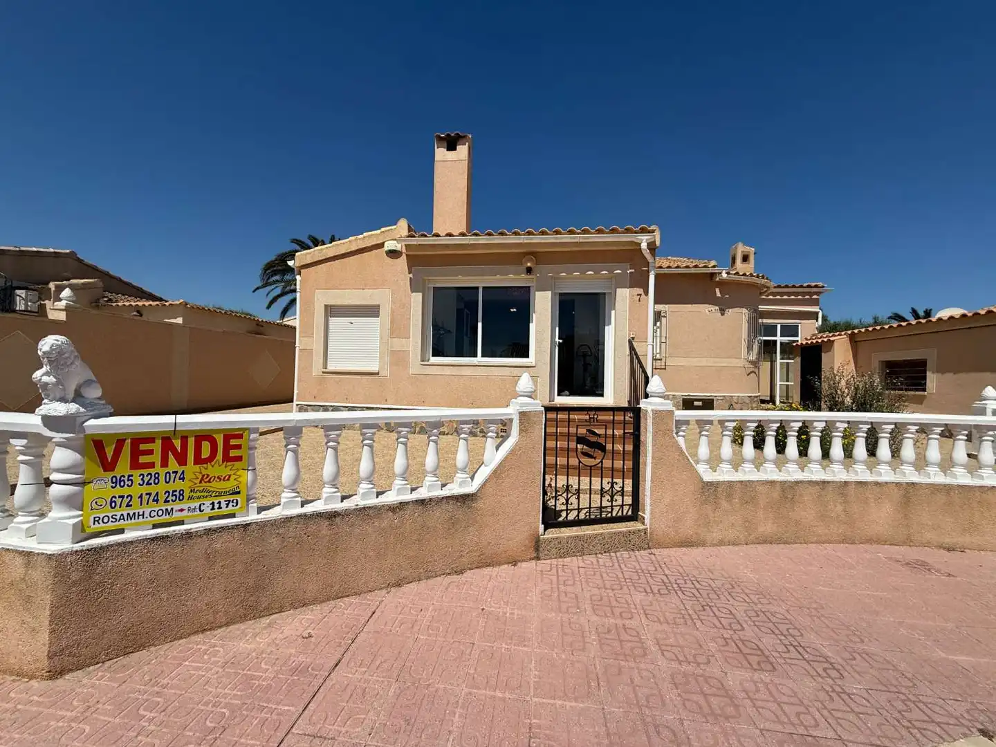 Vista exterior de Casa o xalet en venda en Orihuela amb Aire condicionat, Calefacció i Moblat