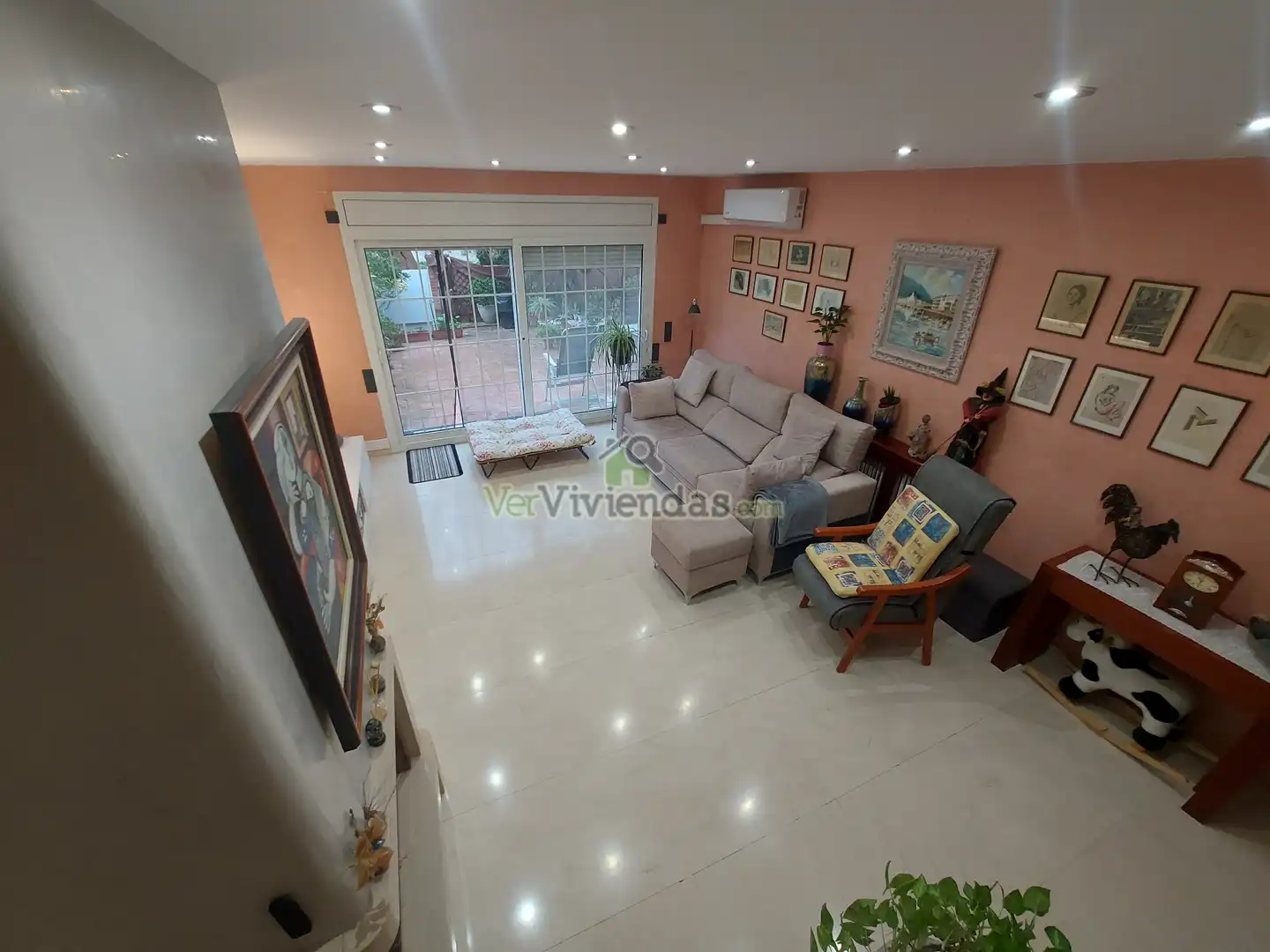 Sala de estar de Casa adosada en venta en Sant Llorenç d'Hortons con Aire acondicionado, Calefacción y Jardín privado