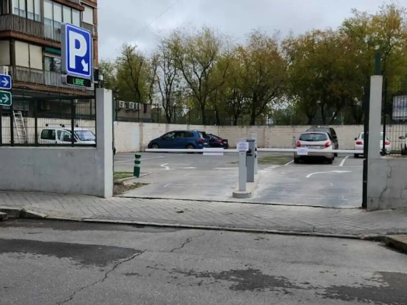 Parkplatz von Garage zur Miete in Madrid mit Alarm