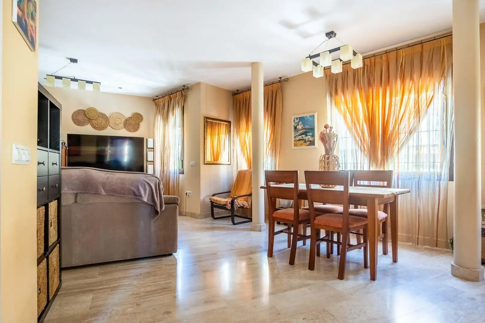 Wohnzimmer von Einfamilien-Reihenhaus zum Verkauf in Sevilla mit Klimaanlage und Abstellraum