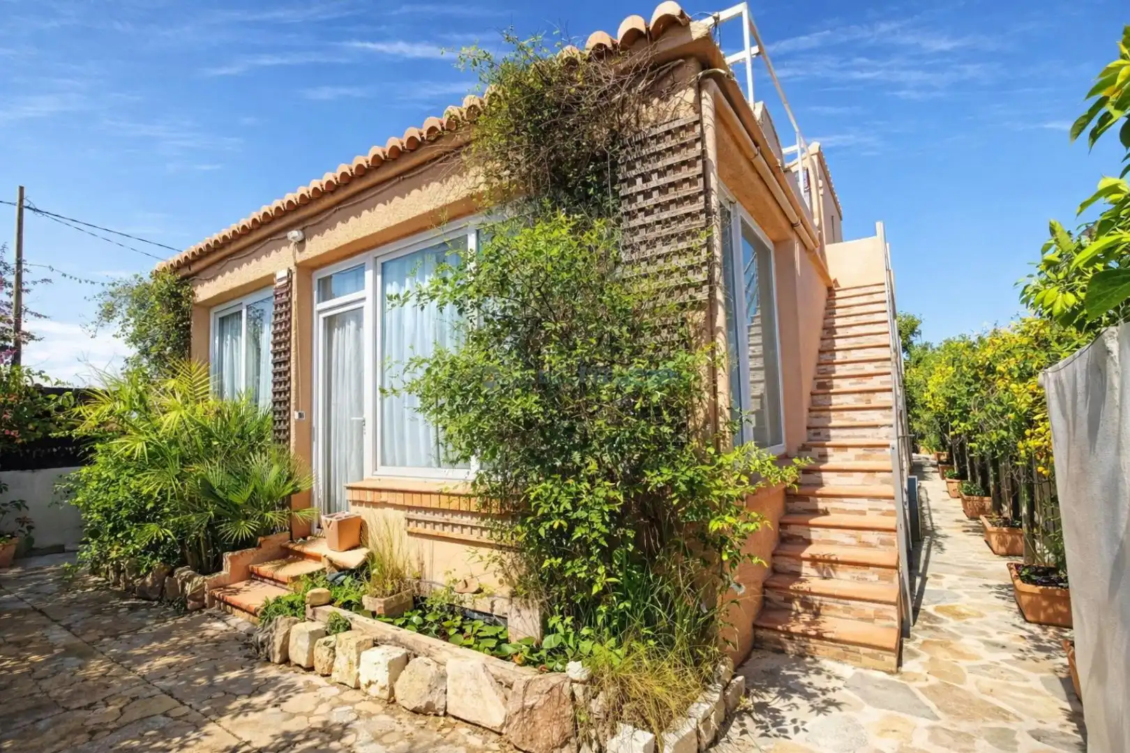 Vista exterior de Casa o xalet en venda en Oliva amb Aire condicionat, Jardí privat i Terrassa