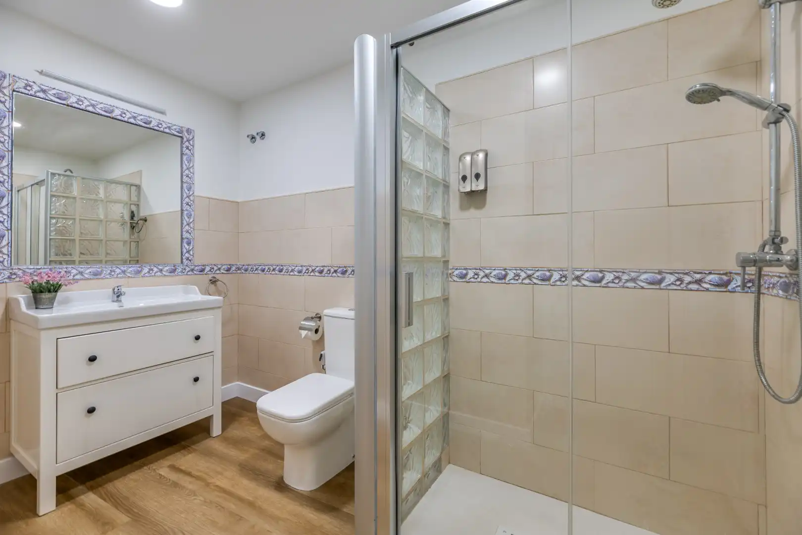 Bany de Apartament de lloguer en Málaga amb Aire condicionat, Parquet i Moblat