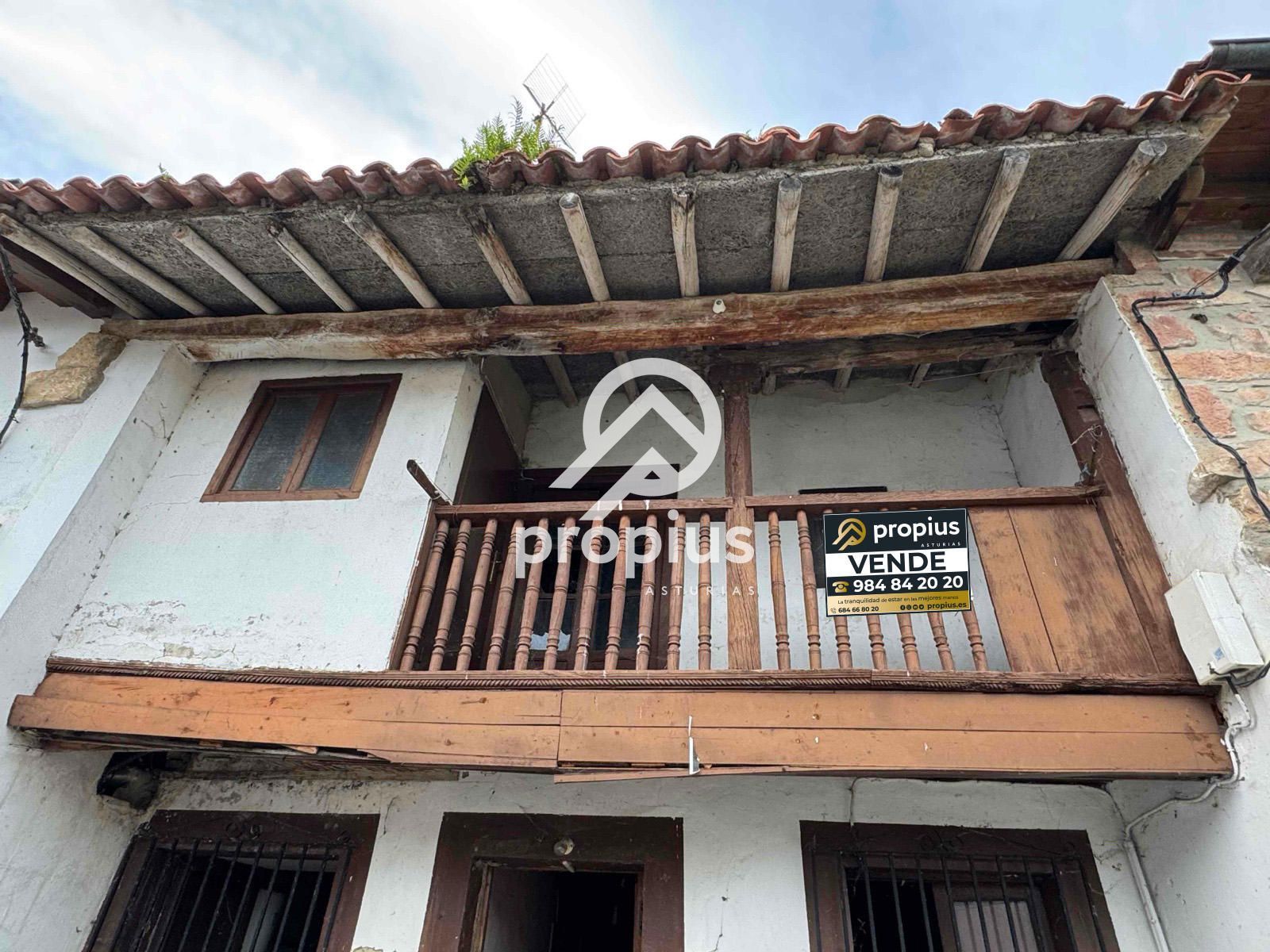 Vista exterior de Casa adosada en venda en Llanes amb Calefacció, Jardí privat i Traster